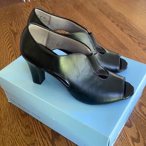 NWOT Comfort Heels